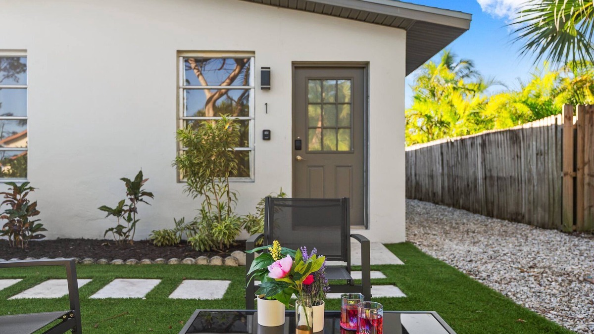 Naples Park Apartment | Pineapple Cottage- 5 Min to Beach!n
