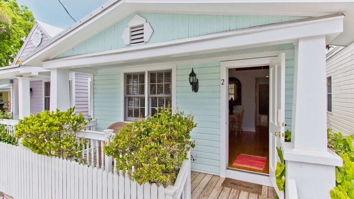 Old Town Cottage | PINEAPPLE COTTAGE ~ Adorable, Updated Old Town Cottage w/Shared Heated Pool!