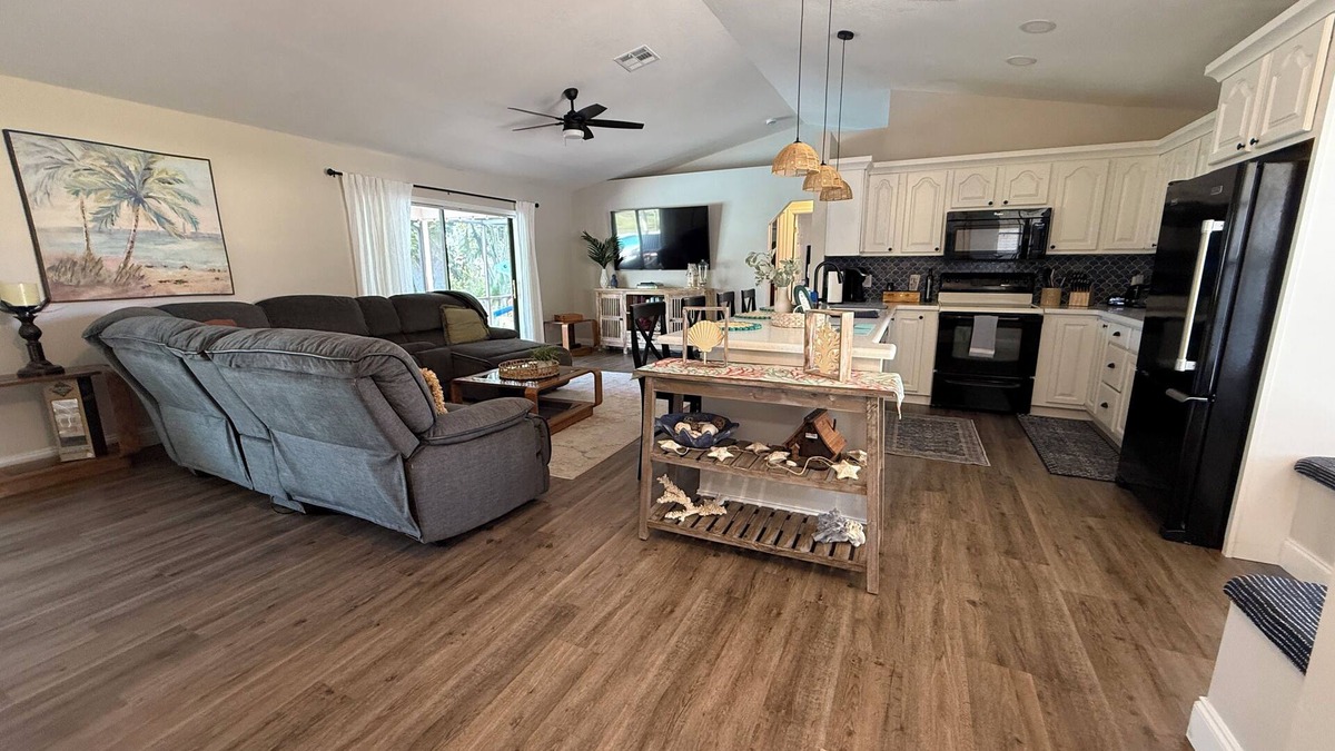 Interchange Square House | Pineapple Cottage. Cozy Pool Home conveniently located. Pet friendly !