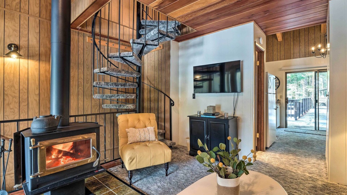 Pinecrest House | Pinecrest Retreat with Fireplace!
