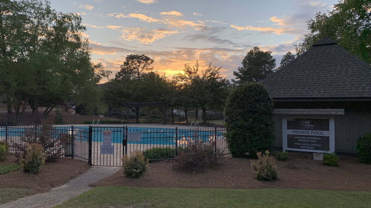 Pinehurst Condo | Pinehurst 3BR/2B Condo on lake w/seasonal pool, just 1.5 mi to Pinehurst Resort