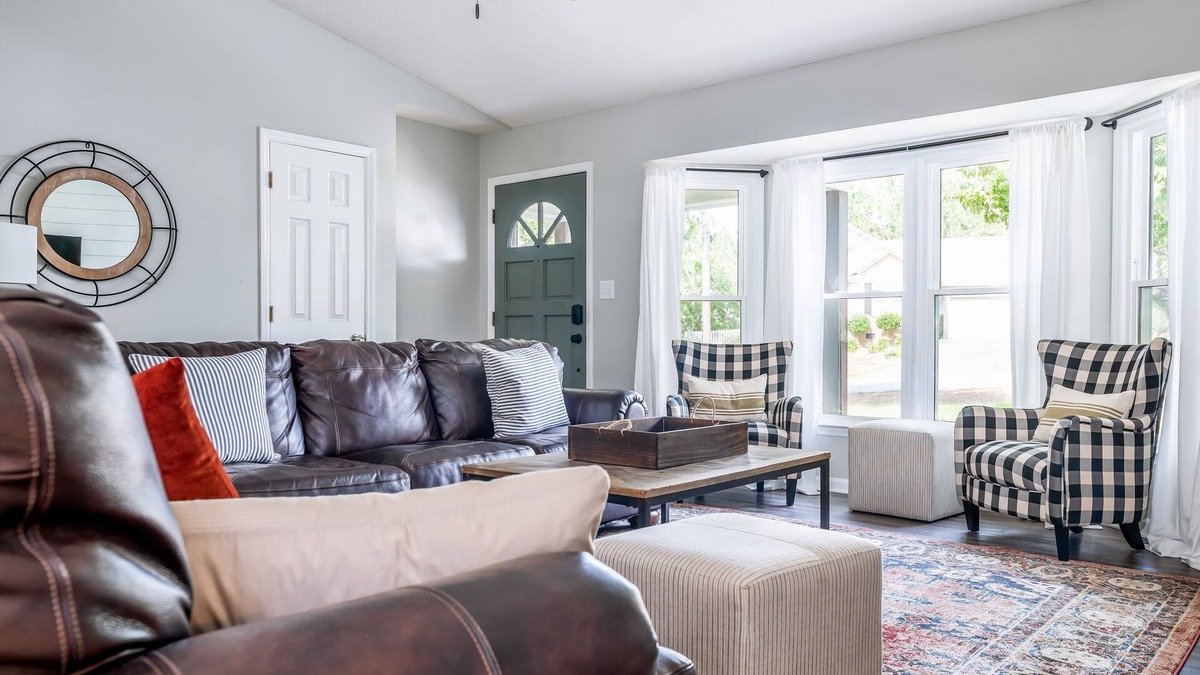 Pinehurst House | Pinehurst Cottage ★ Serves 8 ★ No Stairs ★ King Bed