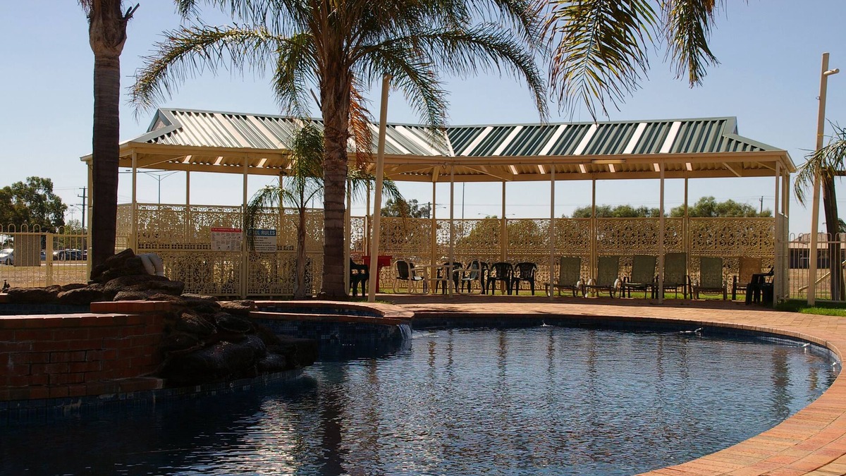 Shepparton Hotel | Pines Country Club Motor Inn