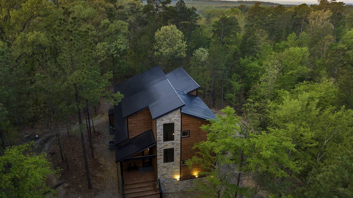 Pickens Cabin | Pines Peek-Cozy Cabin w/Hot Tub, Shuffleboard, Foosball, Horseshoes & More!