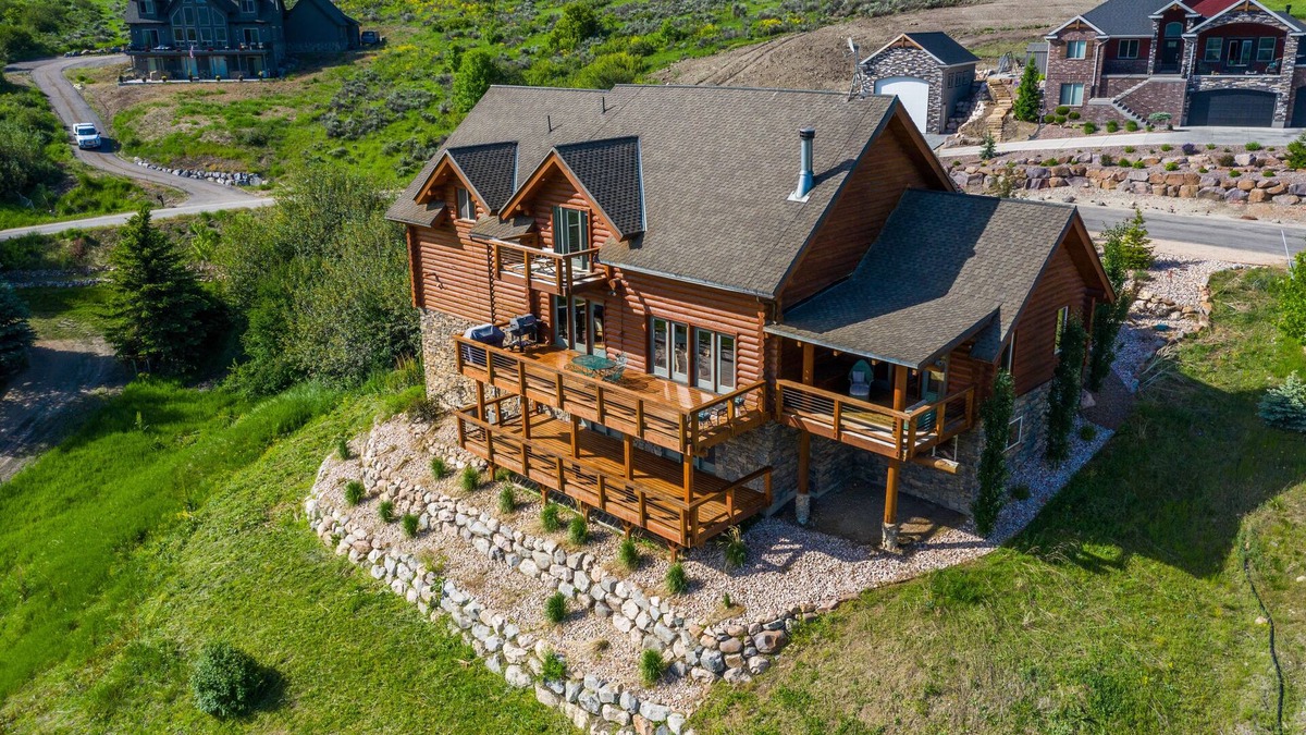 Ogden Cabin | PINEVIEW LAKE LODGE- 6 bed 4.5 bath minutes from Snowbasin Ski Resort.