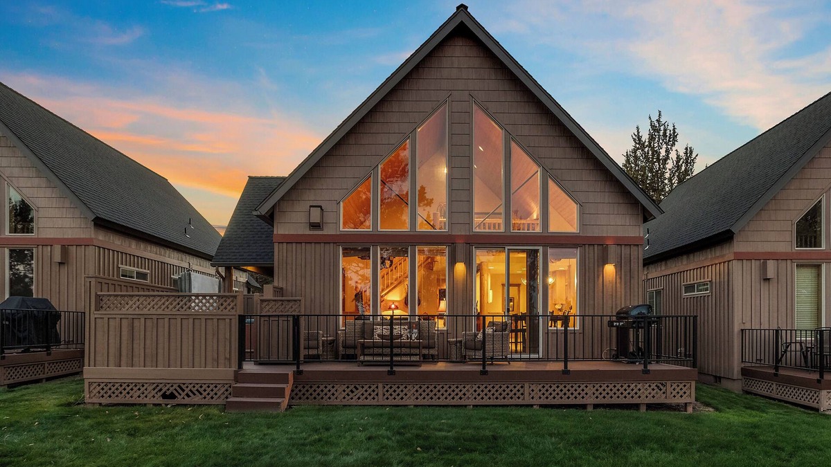 Redmond Ski Chalet | Pinewood Chalet in Eagle Crest on Golf Course - Hot Tub