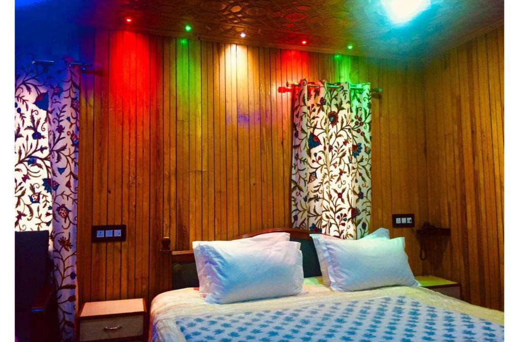 Srinagar Hotel | Pinewood Resort