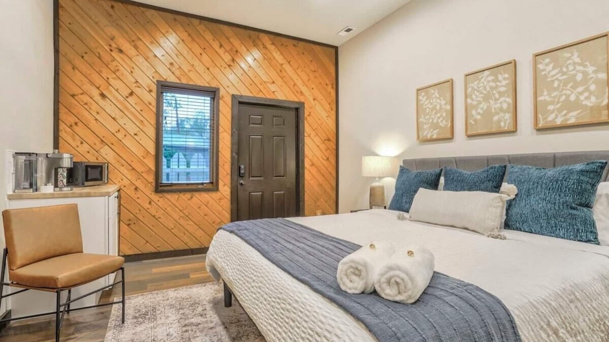 Colorado Springs Apartment | Pinewood Treehouse! King Suite Scenic Worksation