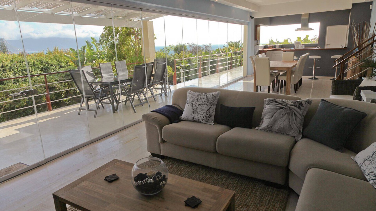 Froggy Farm Villa | PingusHouse Villa with private Swimming Pool And Garden In Simon's Town