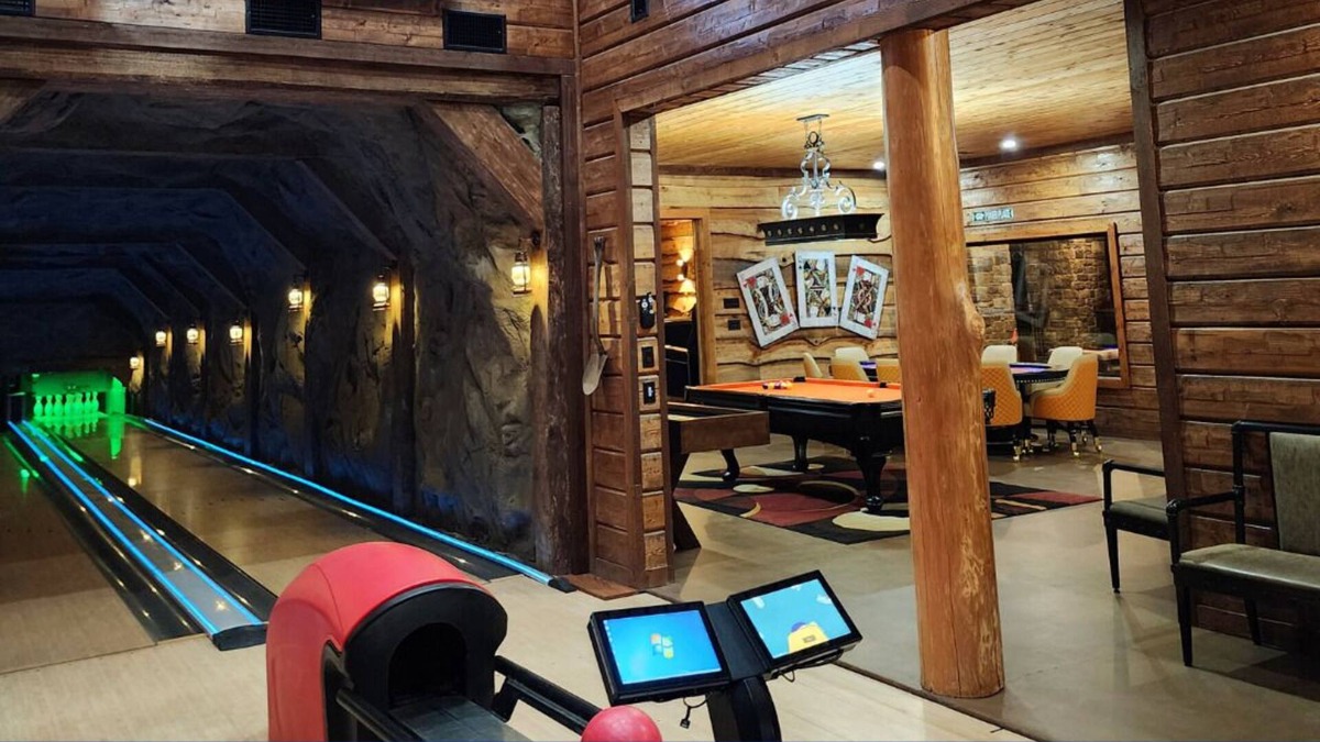 Broken Bow Cabin | Pinhouse: Bowling, Slide, Splash, Golf, Sleeps 50!