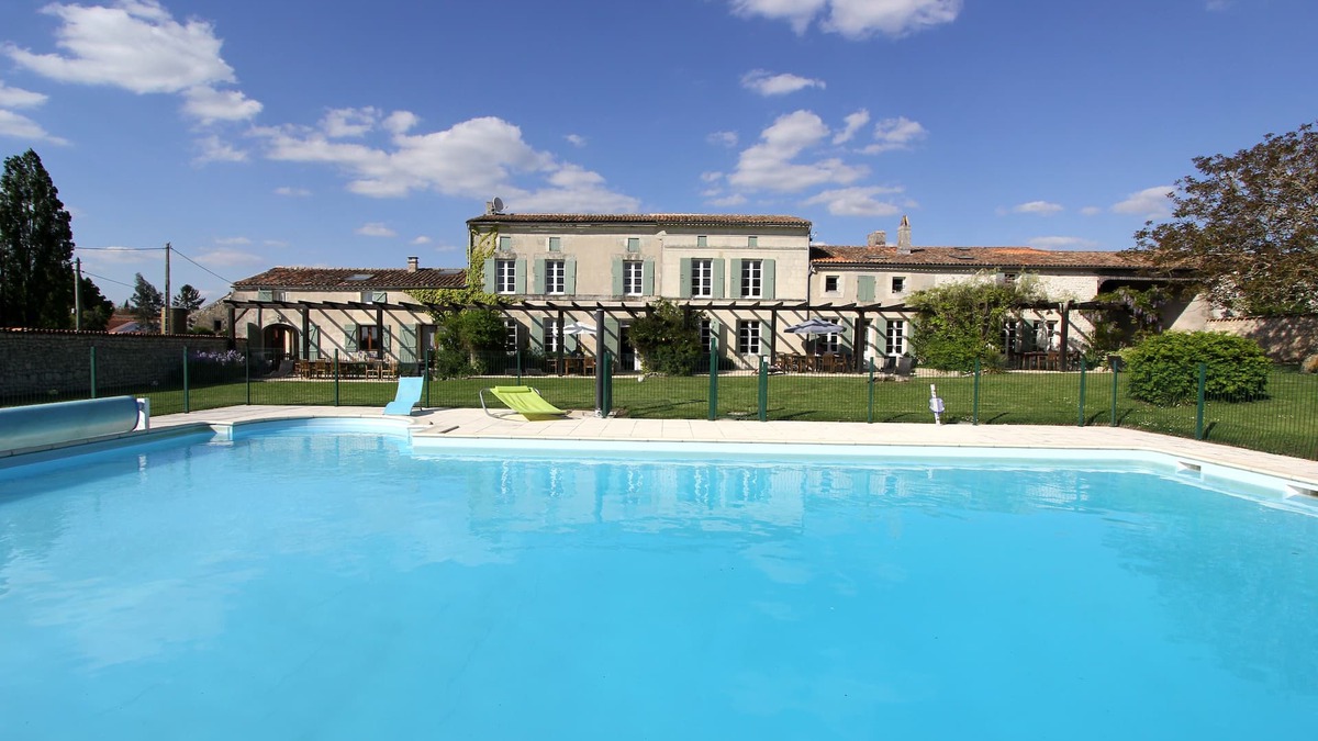 Mortagne-sur-Gironde House | PINK * 244m2 .