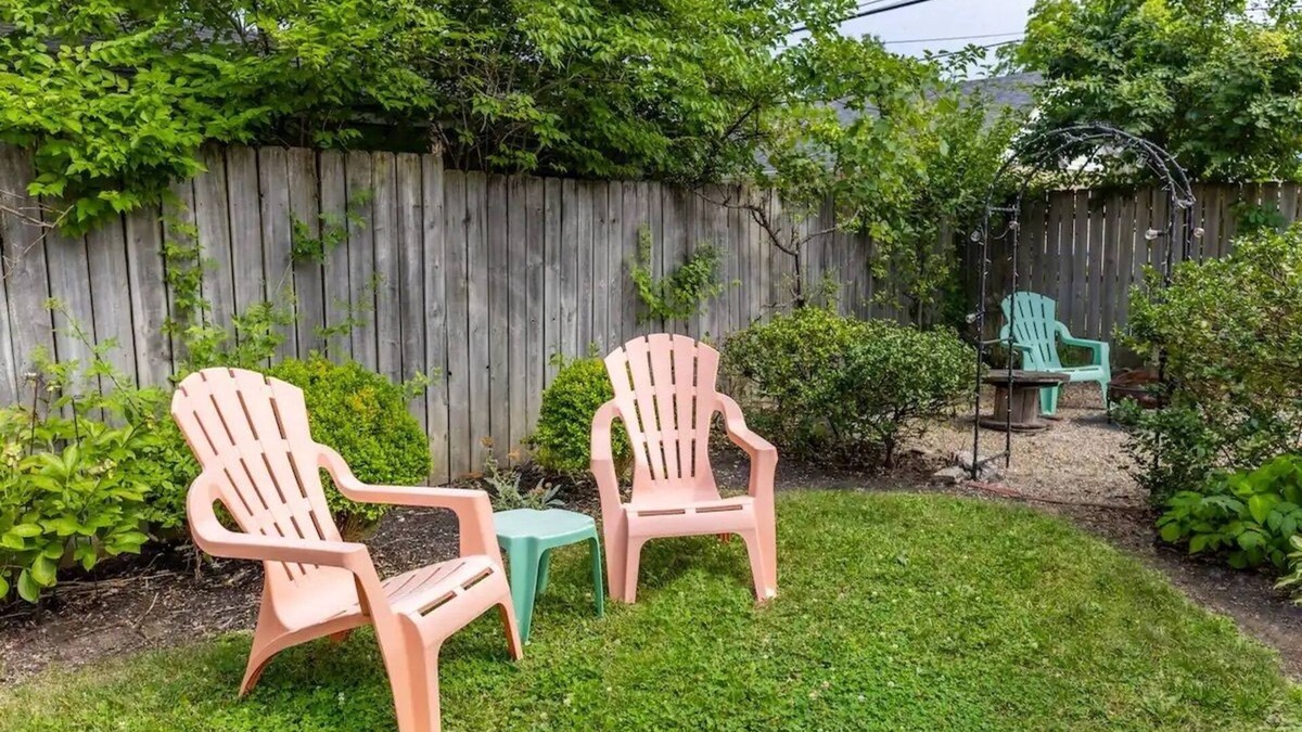 Clintonville House | Pink Chalet Downtown - Boho Themed 2Bed Home, Fire Pit & Garden, Free parking