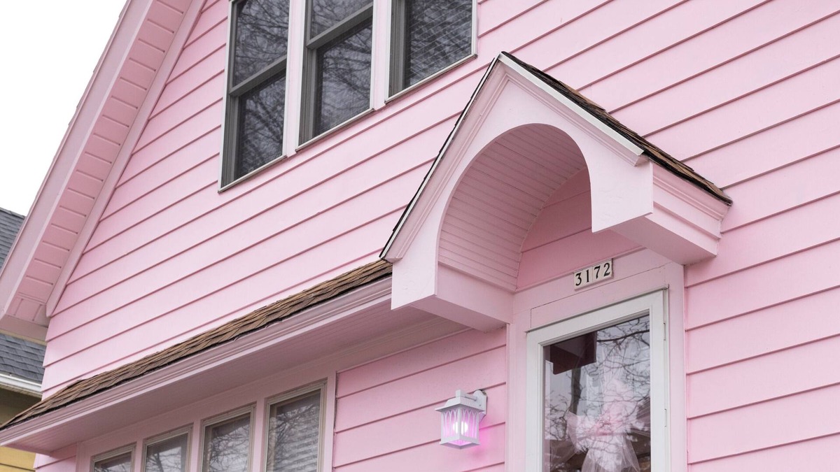 Bay View House | Pink Diamond Rental in Bayview area Milwaukee with WiFi, AC for pink lovers