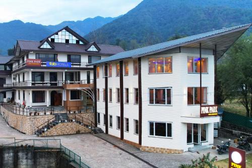 Gunehr Hotel | Pink Park by Panache Hotels
