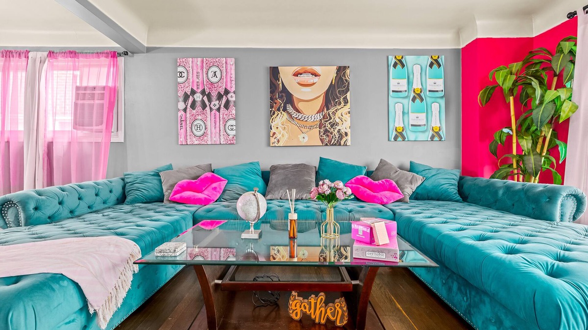 Detroit House | Pink Persuasion Situation: 3 bdrm Selfie House