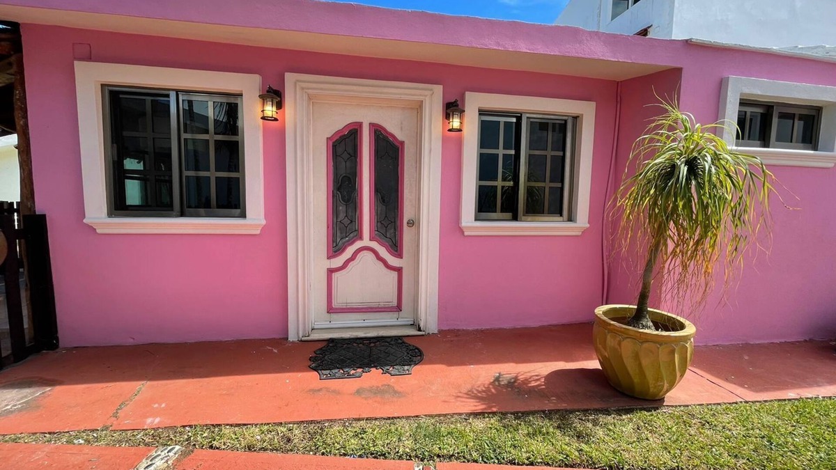 Zona Hotelera Villa | Pink villa with lake view & 5 min to the beach