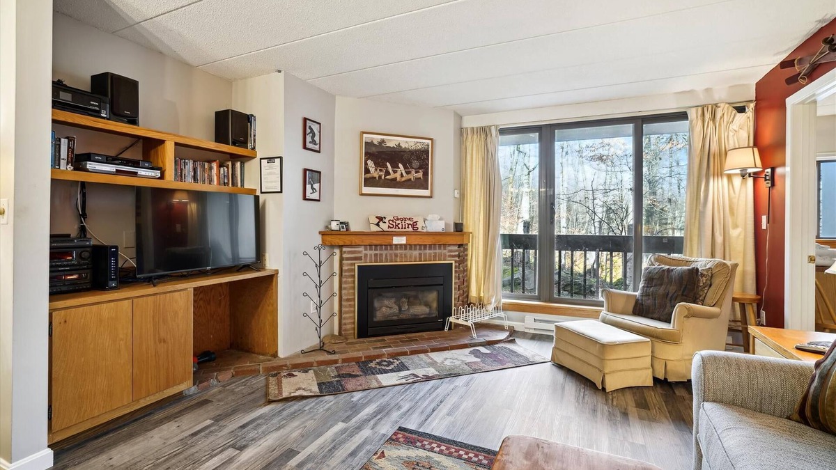 Killington Villa | Pinnacle D02, Lovely 2 bedroom, 2 bath unit with shuttle to the slopes everyday of the week. The outdoor pool, hot tub and tennis courts are open during summer only.