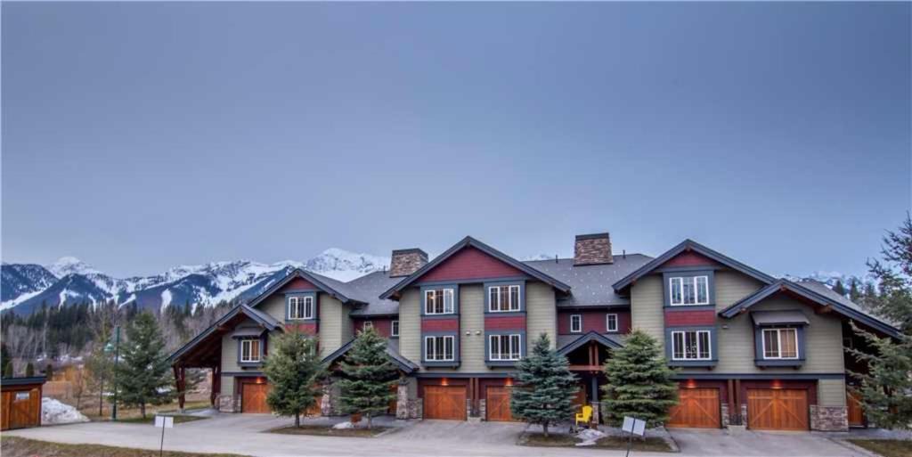 East Kootenay Ski Chalet | Pinnacle Ridge Chalets by Fernie Lodging Co