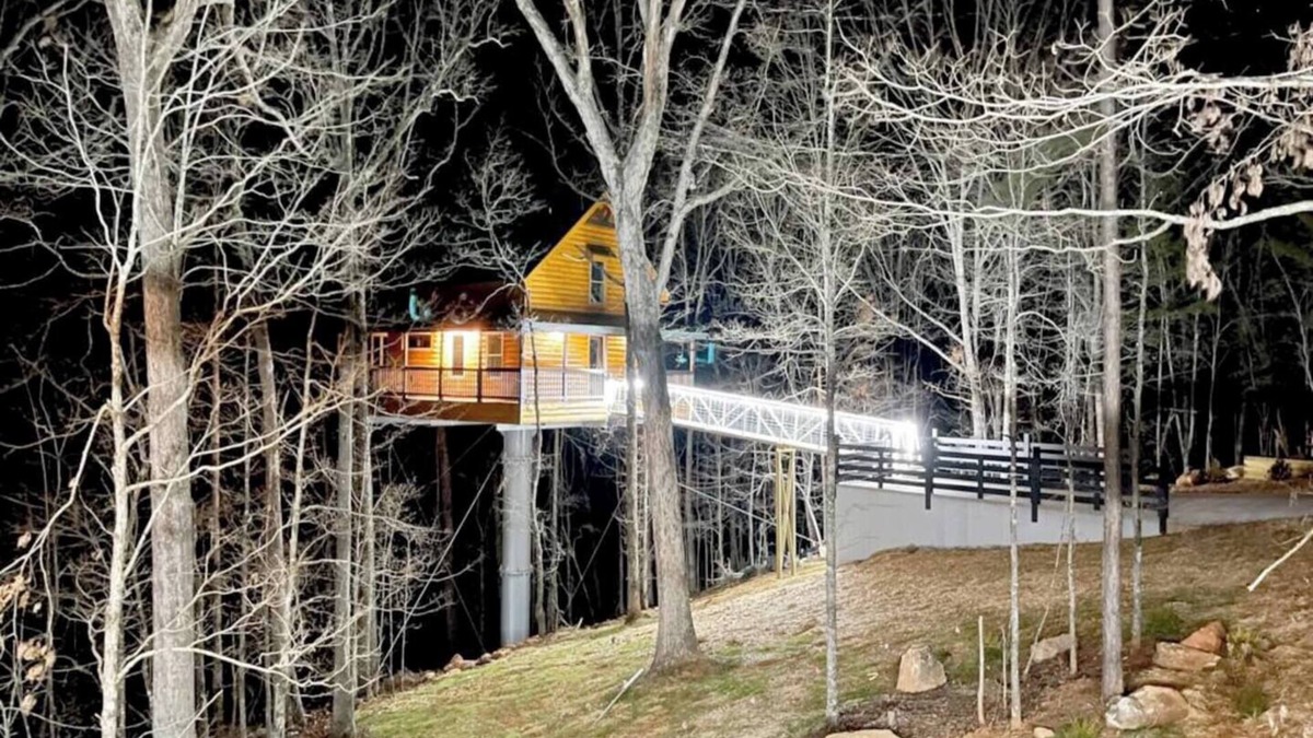 Cleveland Cabin | Pinnacle Suite Treehouse- Cedar Creek Rentals LLC