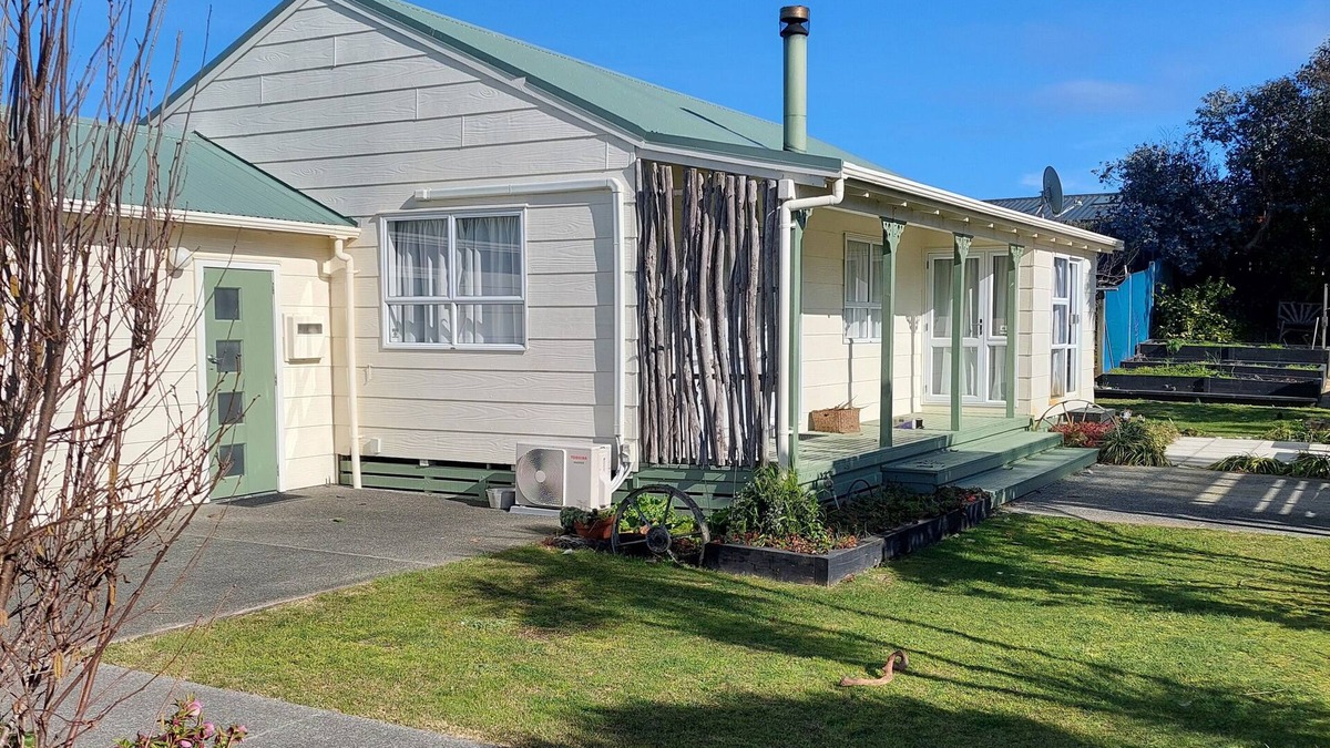 Waitarere Beach House | Pipers Place - 3 bedrooms, Sleeps 6, fully fenced home. Relax in the garden