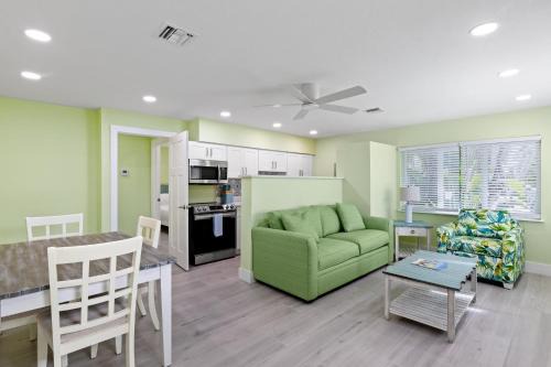 Sanibel House | Pirates Cove Cottage at Palm View Inn of Sanibel with Bikes