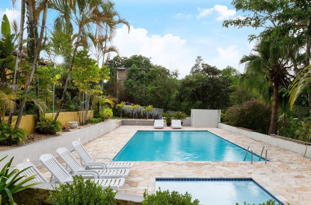 Guararema House | Piscina, jardim, área gourmet e vista arborizada