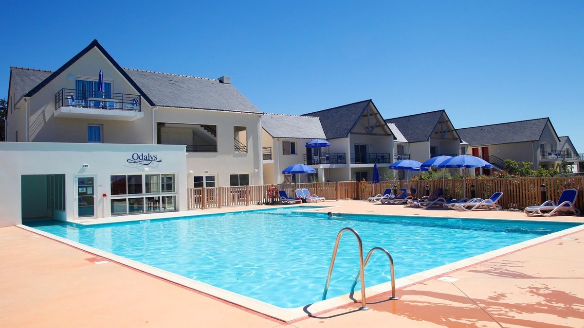 Baden Condo | Piscine Extérieure Chauffée | Appart accueillant