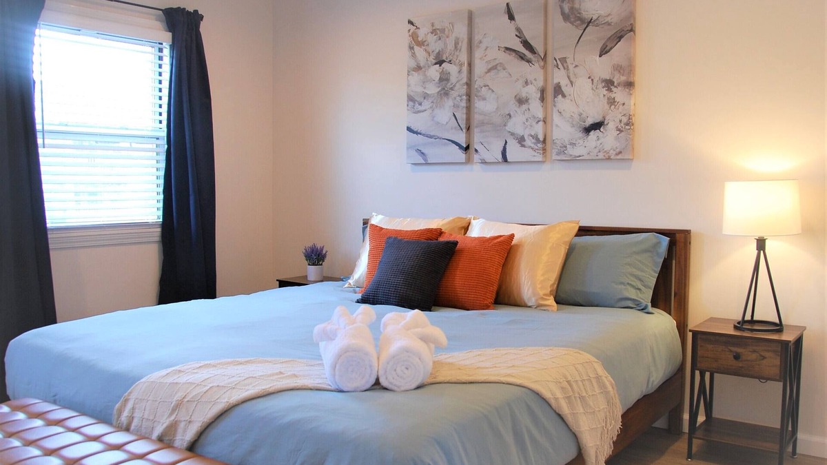 East Liberty Apartment | Pittsburgh Delight - Cozy 2B/1B Apt w/Private Parking, Second Floor Unit