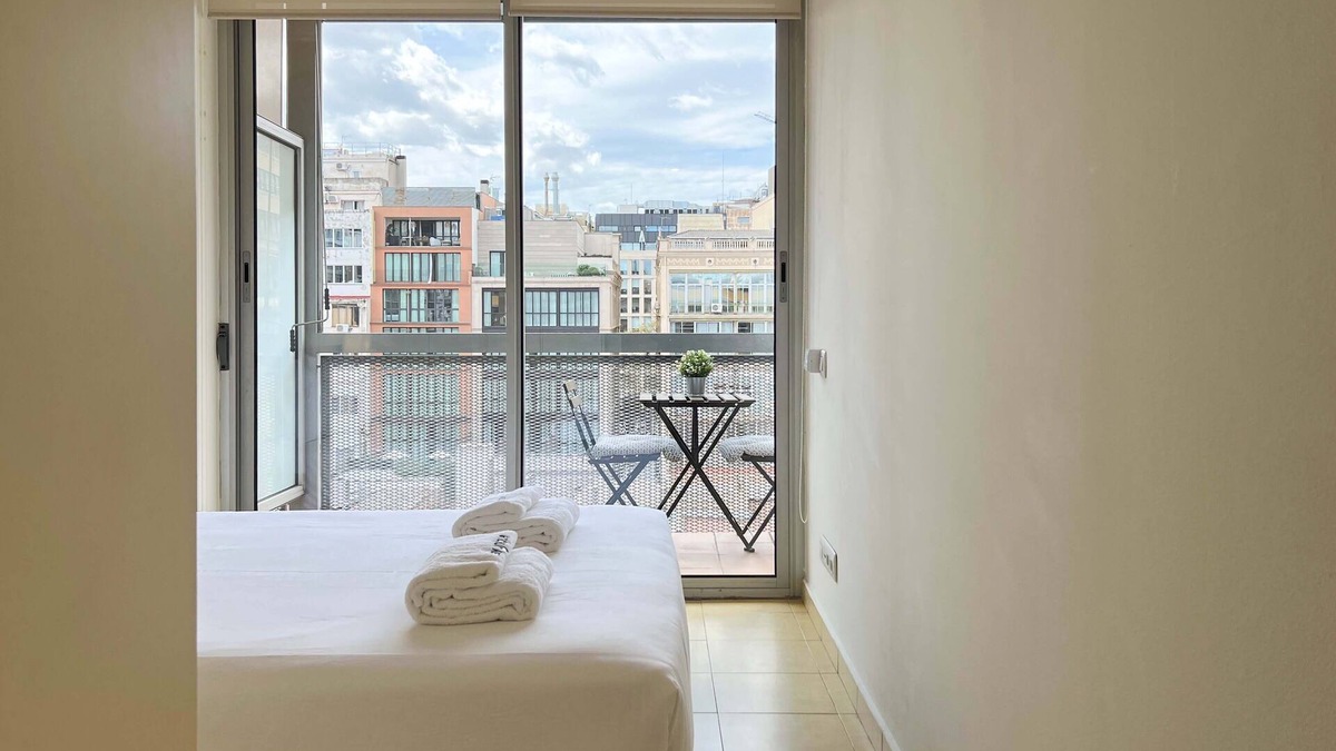 Dreta de l'Eixample Apartment | Plaça Catalunya Apartment with 2 bathrooms