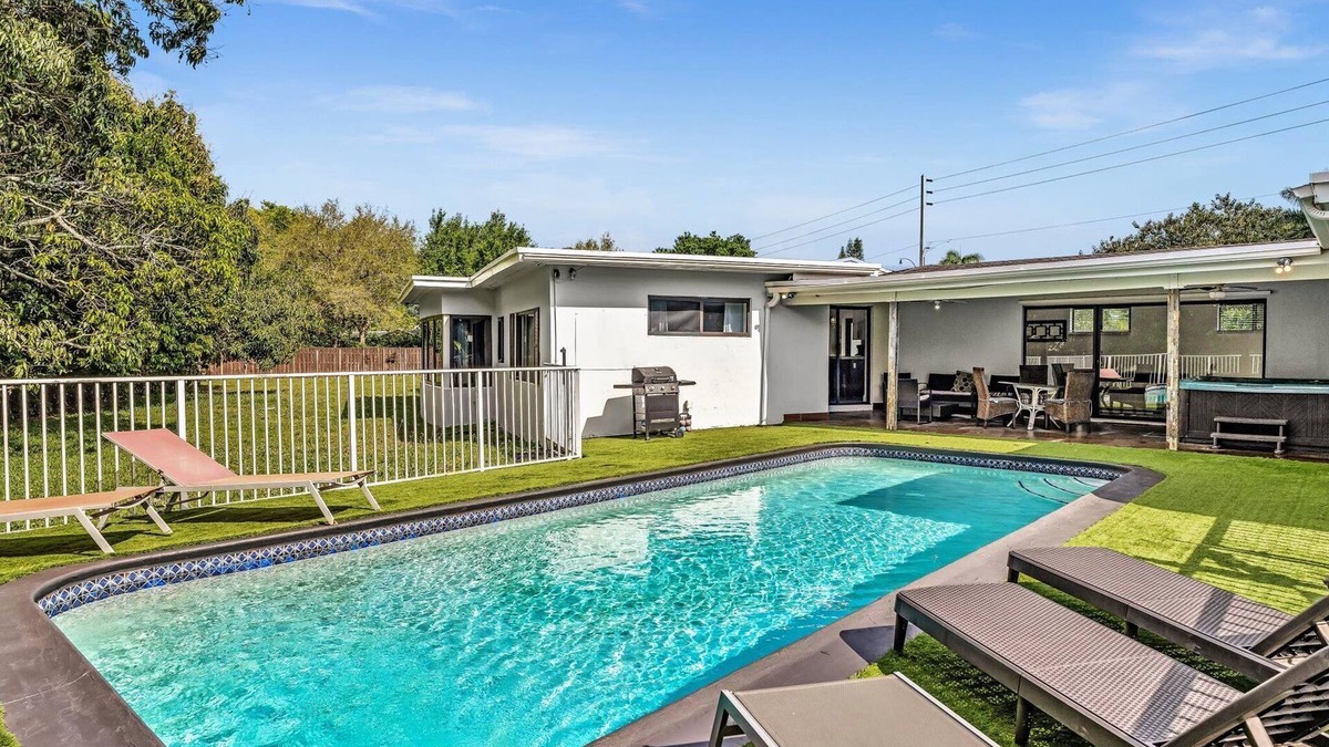 Plantation House | Plantation Vacation Home 5 Bedrooms 3 baths Pool Home