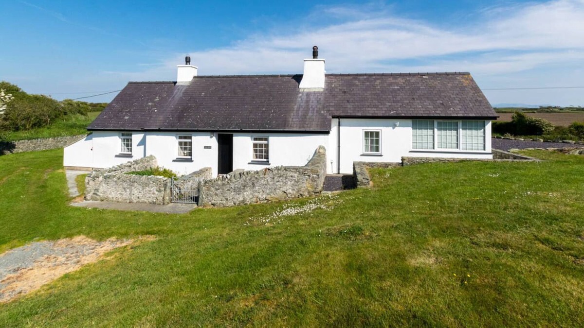 Caergeiliog House | Plas Bach in the beautiful Holyhead