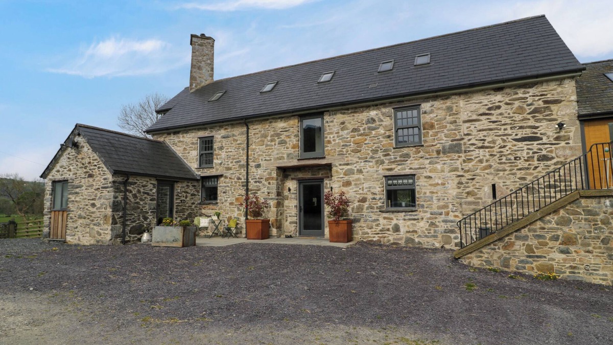 Abergele Cottage | PLAS GLAN YR AFON, family friendly, with hot tub in Llangernyw