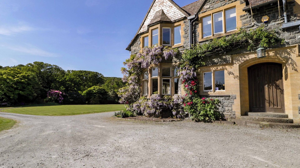 Llanbedr Cottage | PLAS GWYNFRYN, pet friendly, luxury holiday cottage in Llanbedr