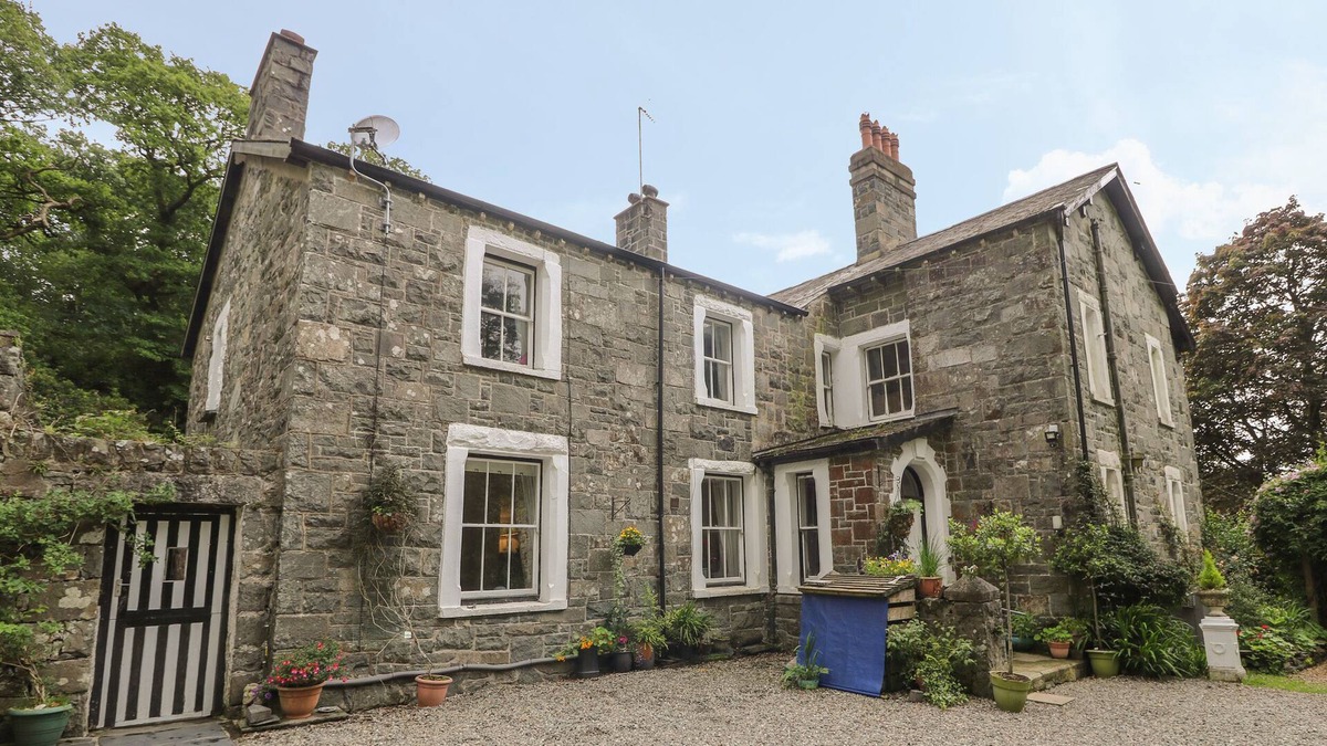 Garndolbenmaen Cottage | PLAS HENDRE GUEST WING, pet friendly, with a garden in Cwm Pennant