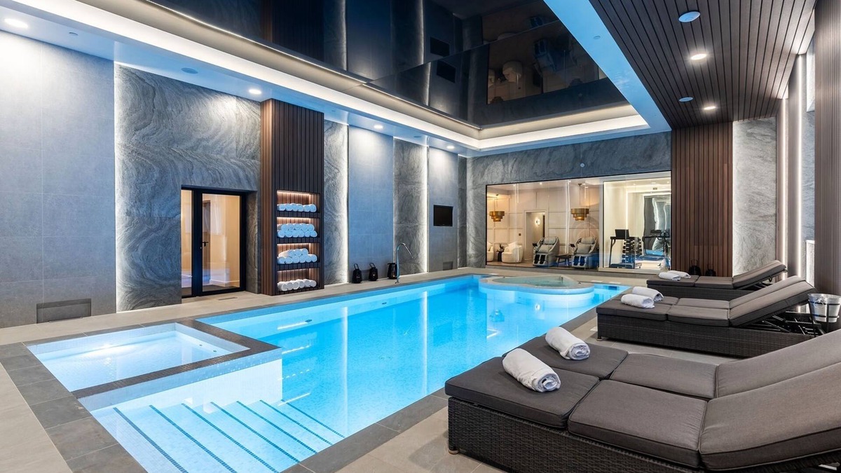 Rhos on Sea House | Plas y Mor is packed with jaw-dropping features that take luxury to the next level. Inside, you’ll find 13 beautifully designed bedrooms that sleep up to 34 guests, making it perfect for large groups or exclusive events.