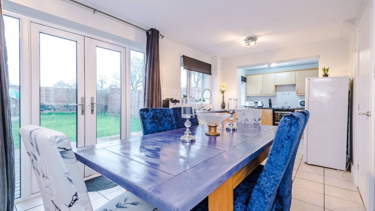 Wigan House | Platt House - 5 bedroom house, FREE WiFi, Parking, Smart TV in all rooms!