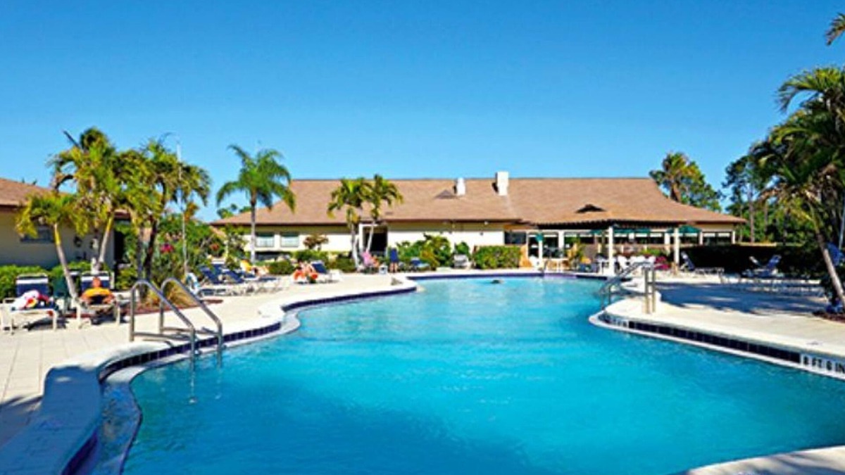 East Naples Condo | PLAY GOLF HERE! GLADES COUNTRY CLUB 2/2 LOVELY SEASONAL/6 MONTH/1 DAY AVAILABLE!