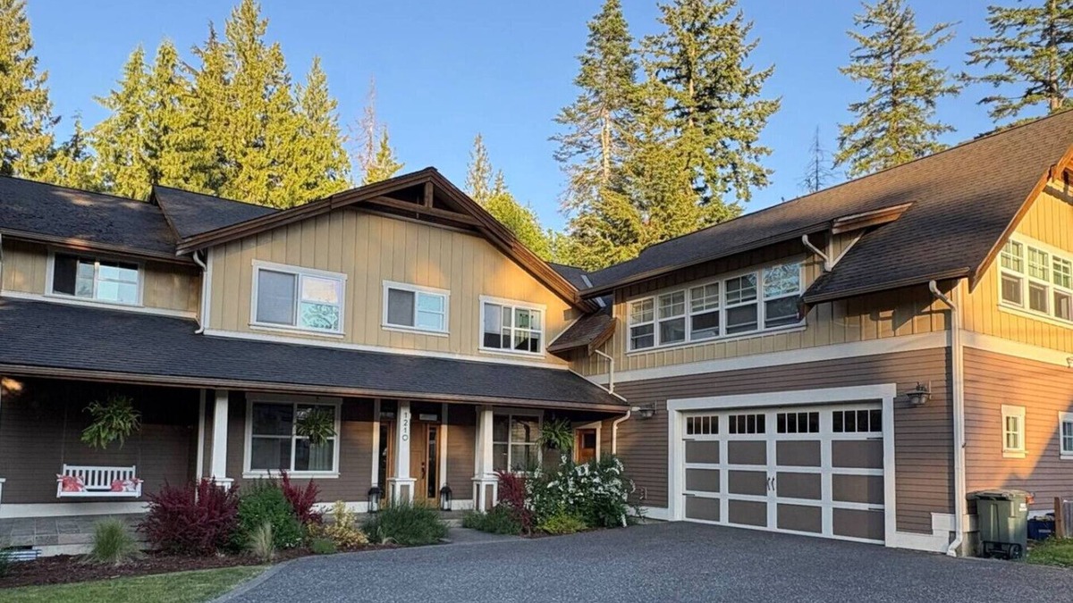 Geneva House | Play hard but rest EASY! Centrally Located Luxury!