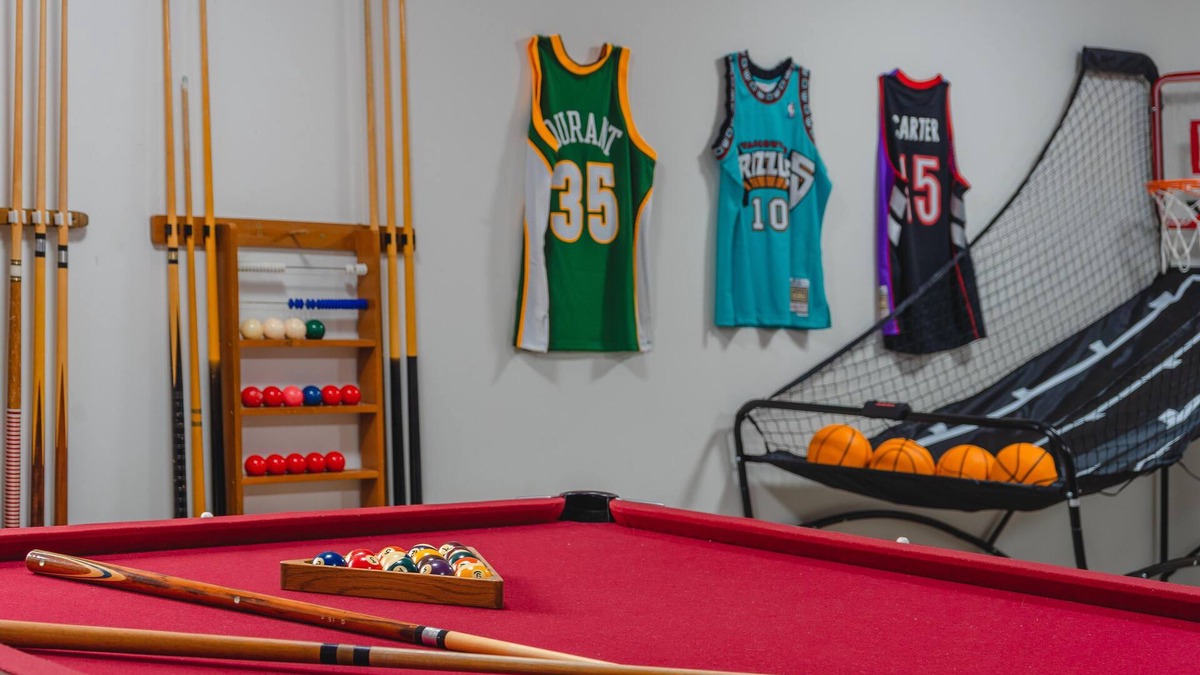 Black Mountain Hotel | Play & Stay/Lake views/Pool Table