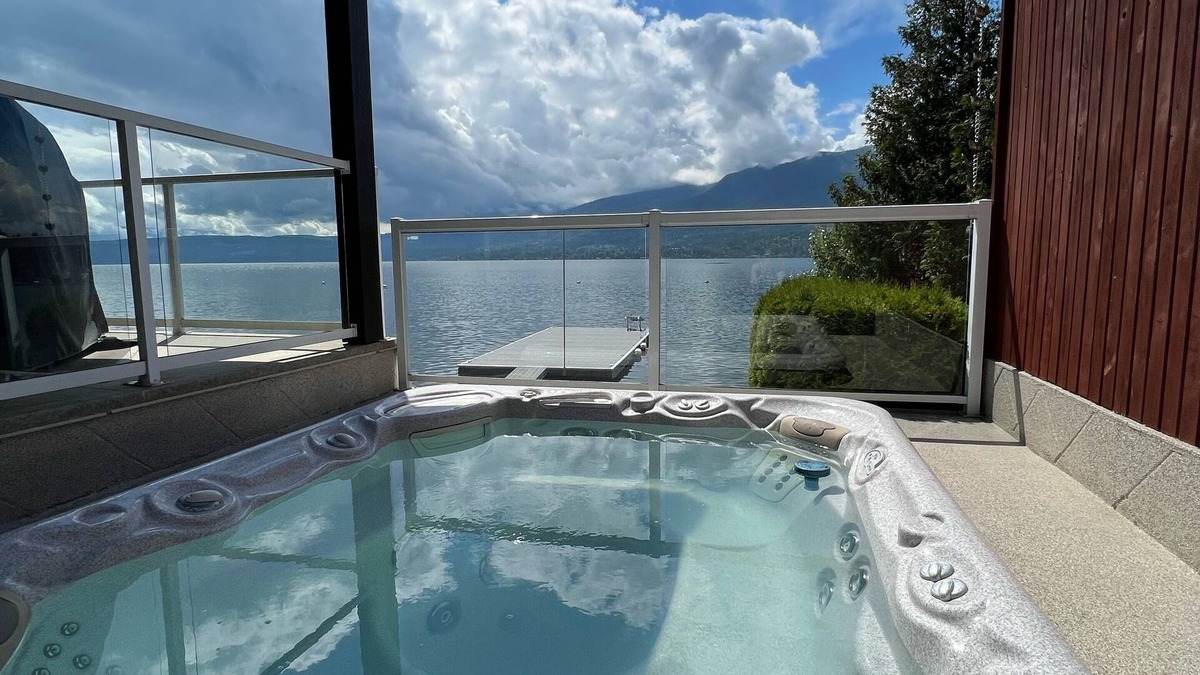 Salmon Arm House | Playful paradise on Shuswap Lake