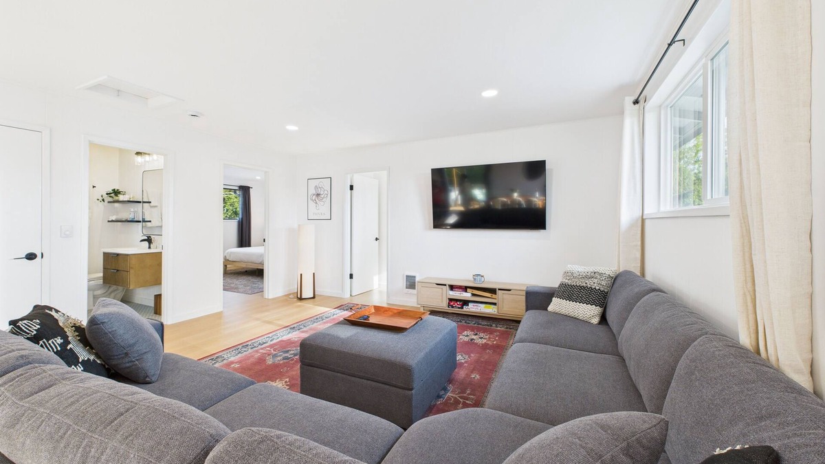 Westport House | Playground/Hot Tub/Pets OK ~ Remodeled Retreat for 9