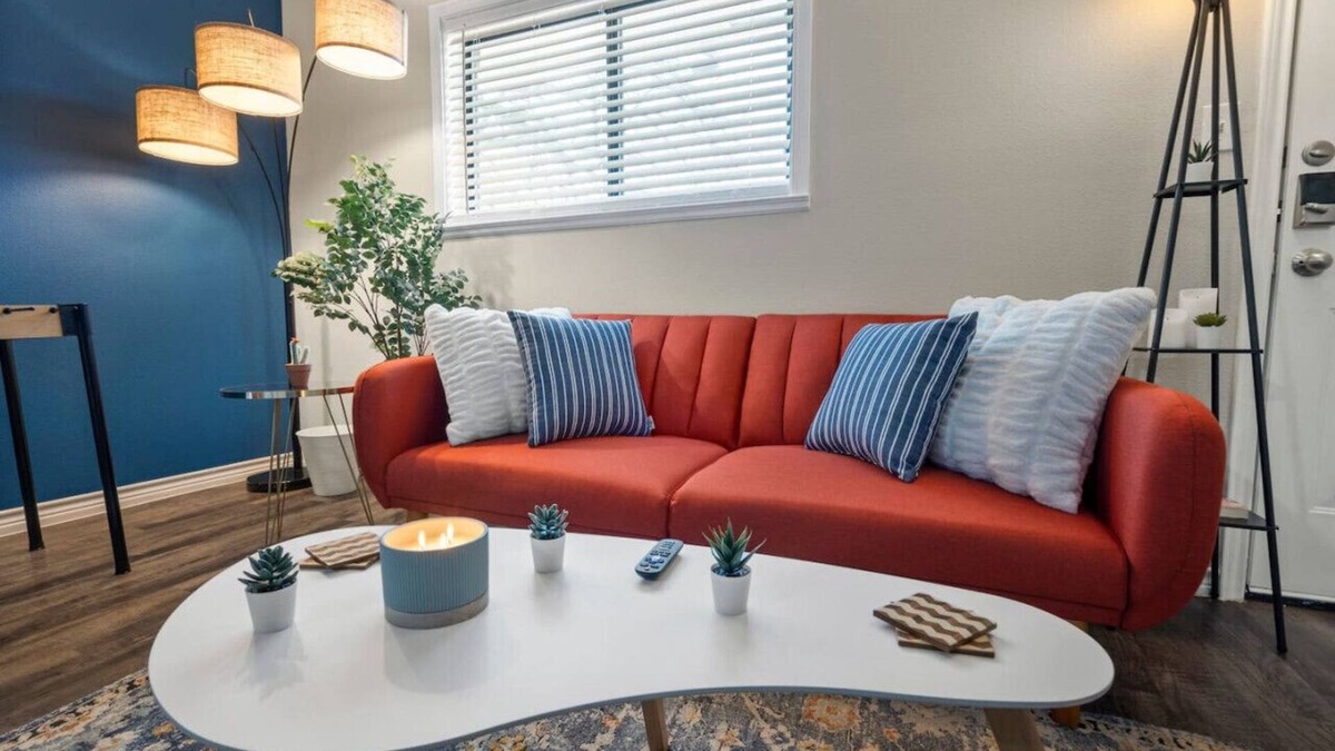 Central Arlington Apartment | Pleasant 1BD: AT&T Walkable, Inviting & Lovable!