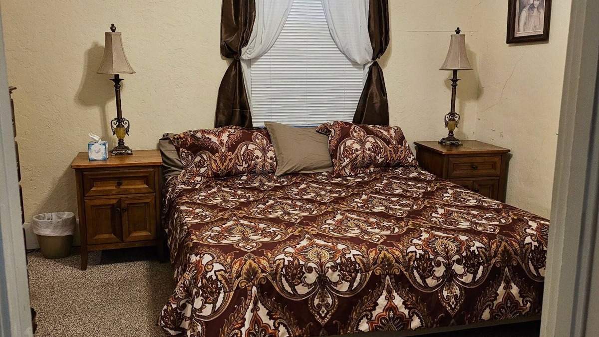 Carlyle House | Pleasant 2-bedroom 2-bath house with AC in Carlyle
