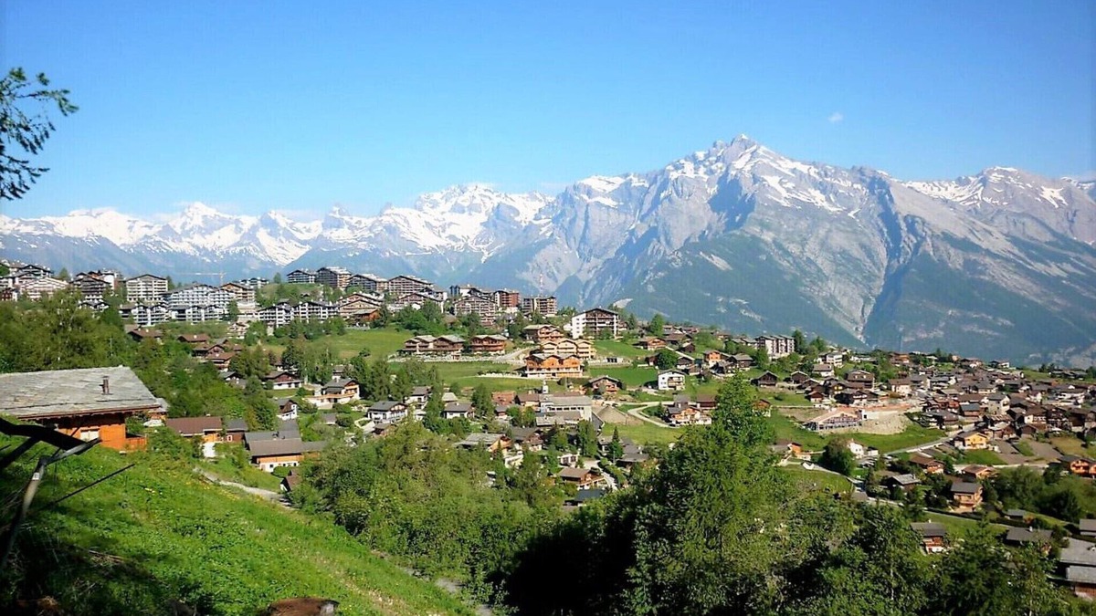 Saint-Pierre-de-Clages Apartment | Pleasant apartment with paid sauna