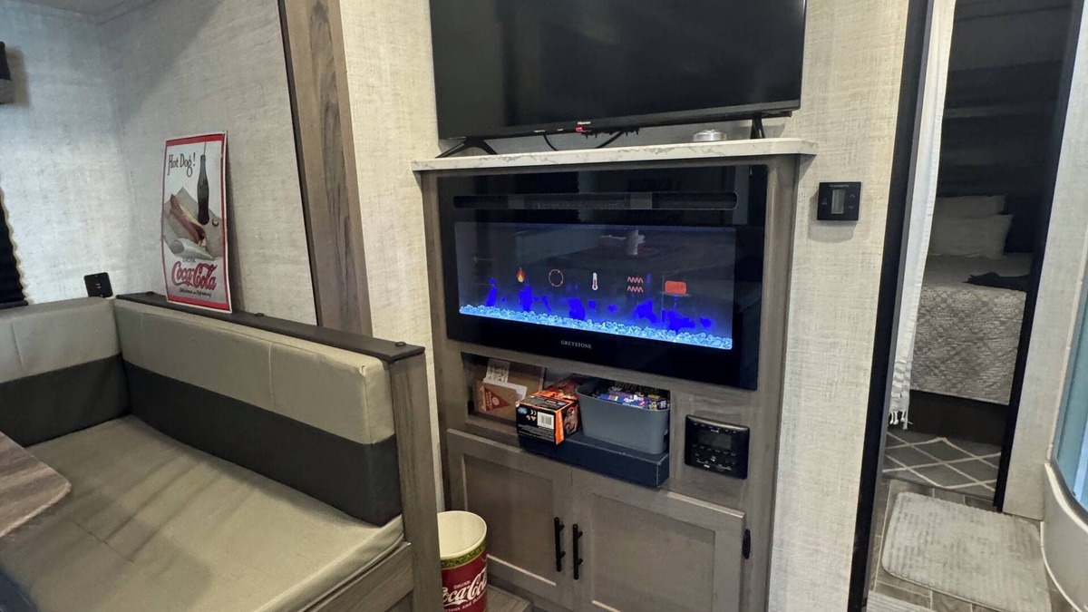Fruitland Park RV Rental | Pleasant camping on a private lakefront property on lake Griffin in Leesburg, FL