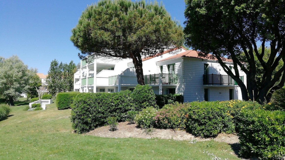 Bourgenay Apartment | Pleasant vacation spot in a golf course by the ocean