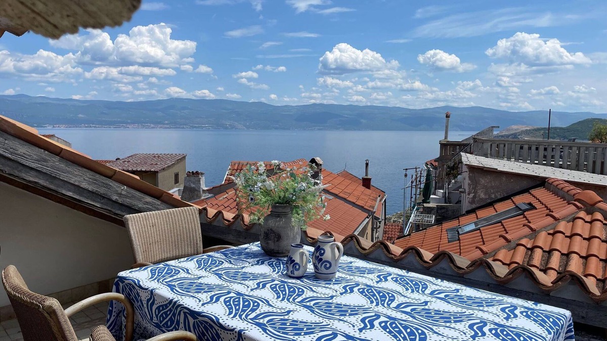 Vrbnik House | Pleasant holiday home in Vrbnik near Secret Beach