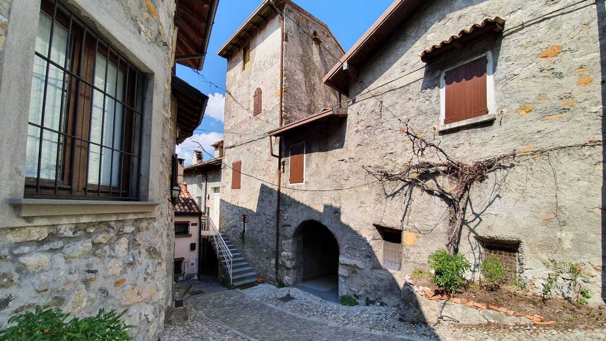 Marone House | Pleasant holiday home in Marone with balcony/terrace