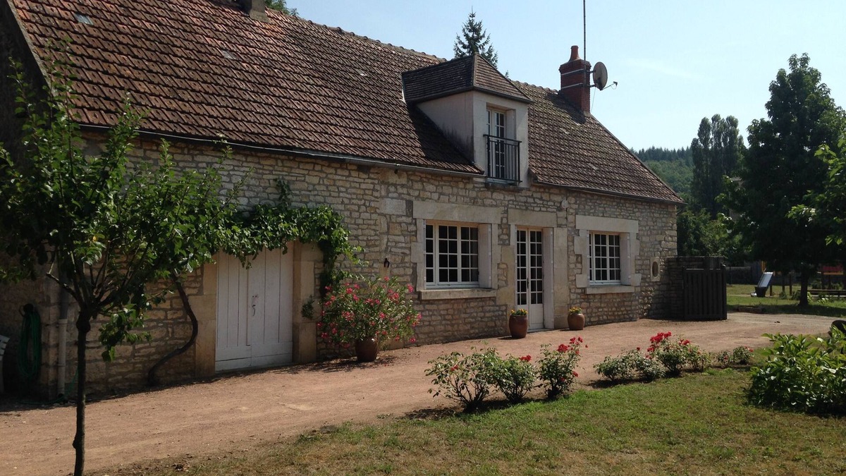 Armes House | Pleasant house with calm on large garden located at 100m of Yonne river