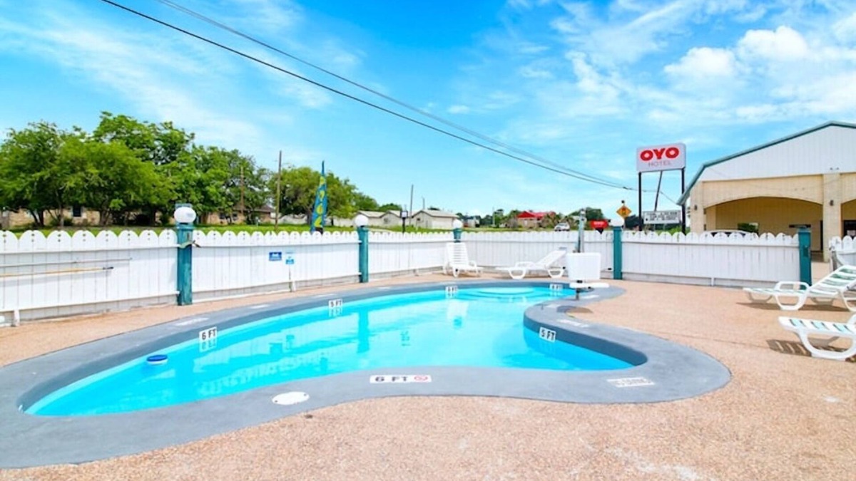 Oakville Hotel | Pleasant Room Close to Sowells BBQ – Pets Welcome, Parking & Pool Included